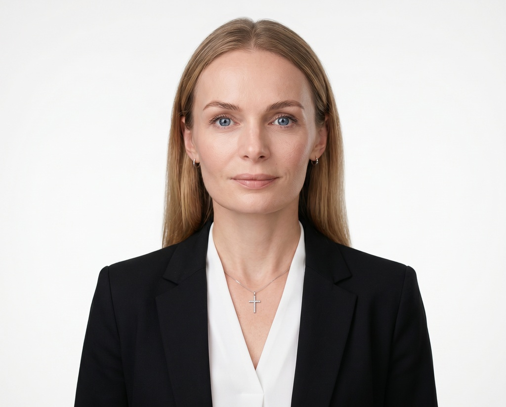 Laura's headshot, white studio backdrop